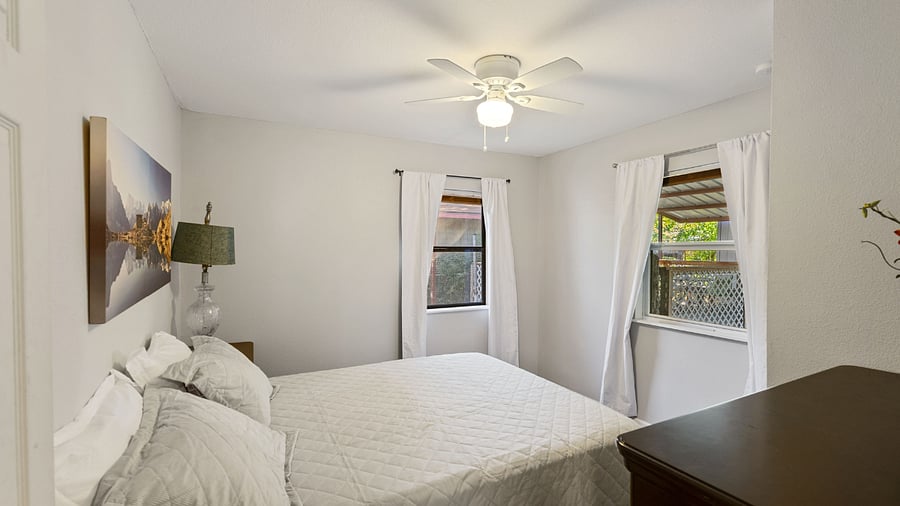 bedroom with queen bed