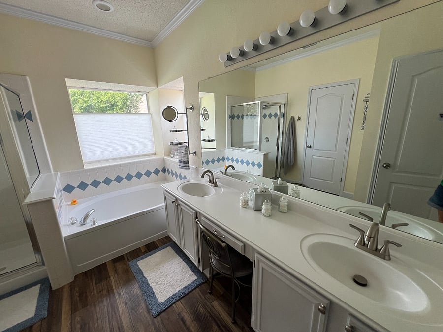 Two sinks with pull down faucet