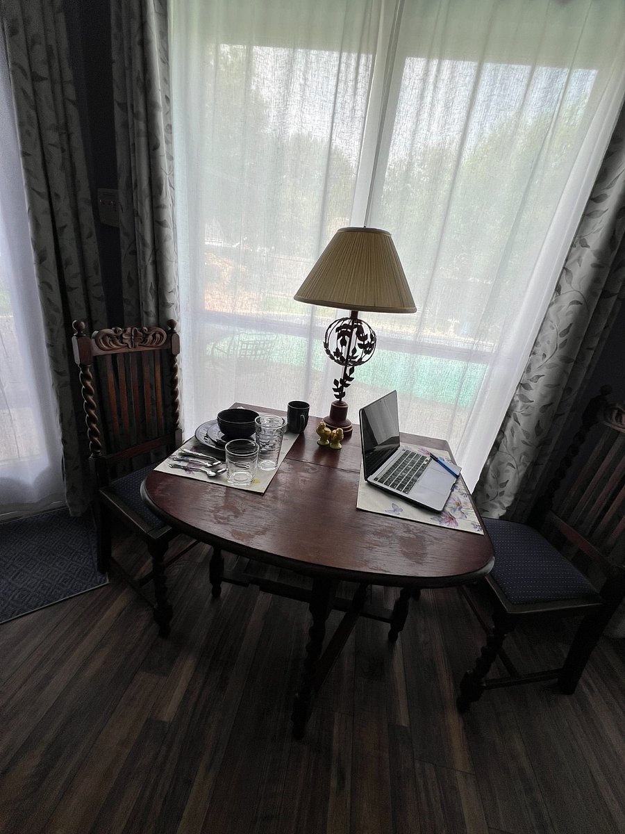 table with leaves