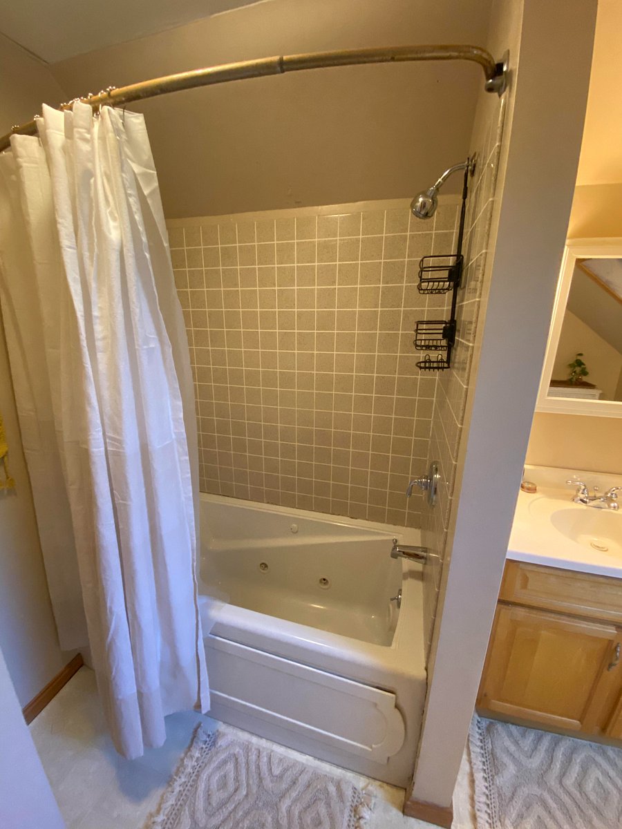 Interior of this clean tub (oooeee) and new adjustable shower caddy.