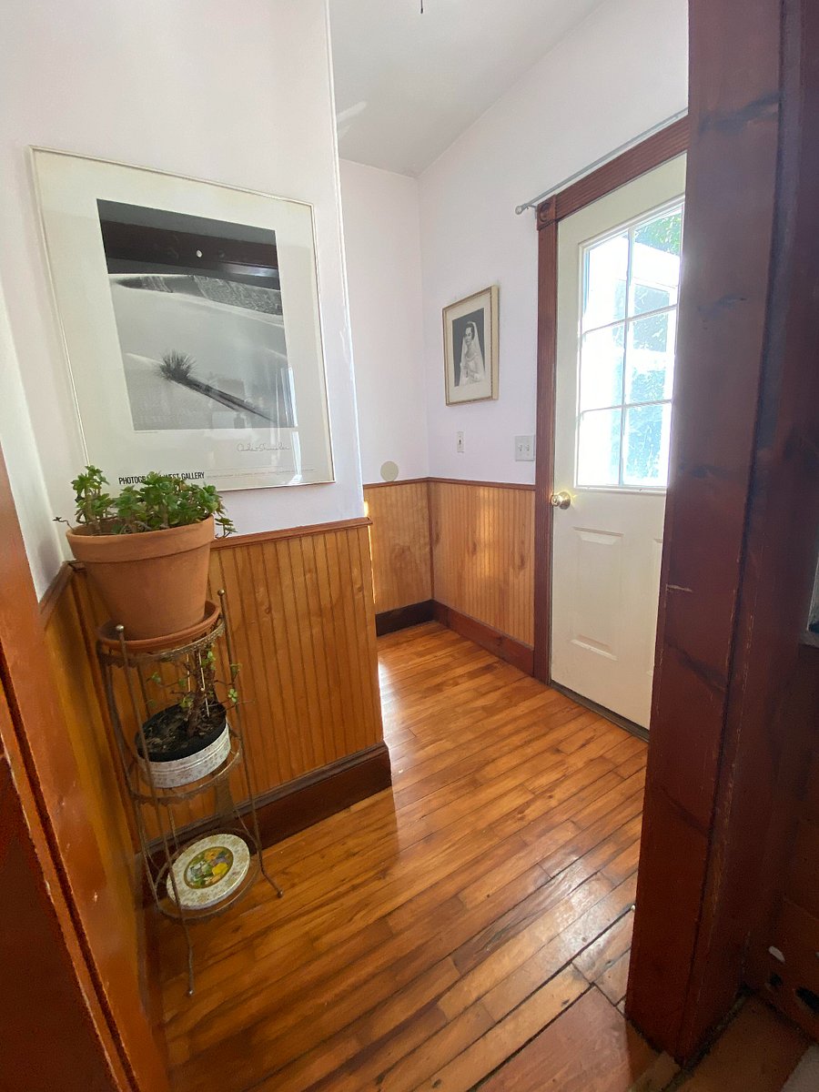 The full hallway/entry way upstairs