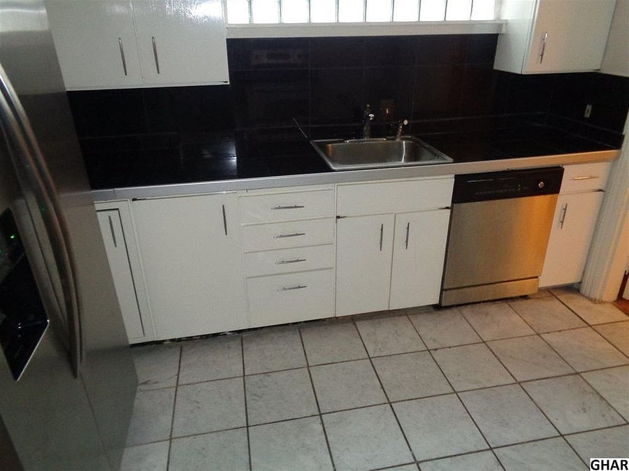 Kitchen (common area) (taken before I moved in).