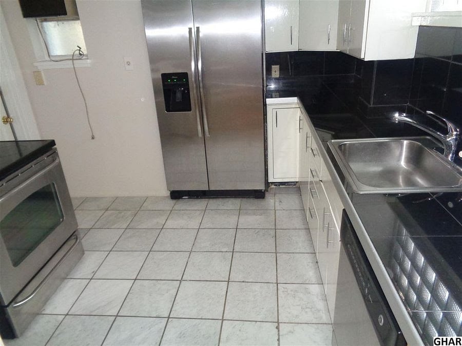 Kitchen (taken before I moved in)
Cabinet space for food storage in corner above and below counter.
Fridge space available as well.