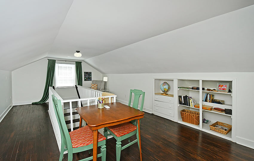 Upstairs Bedroom with two Twin Beds