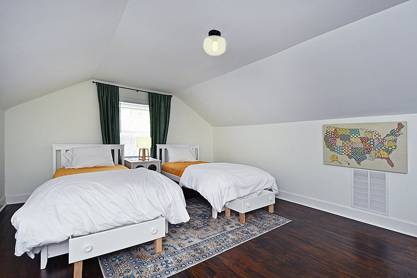 Upstairs Bedroom with two Twin Beds
