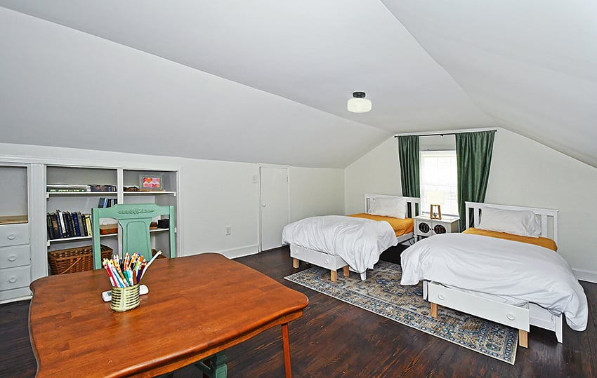 Upstairs Bedroom with two Twin Beds