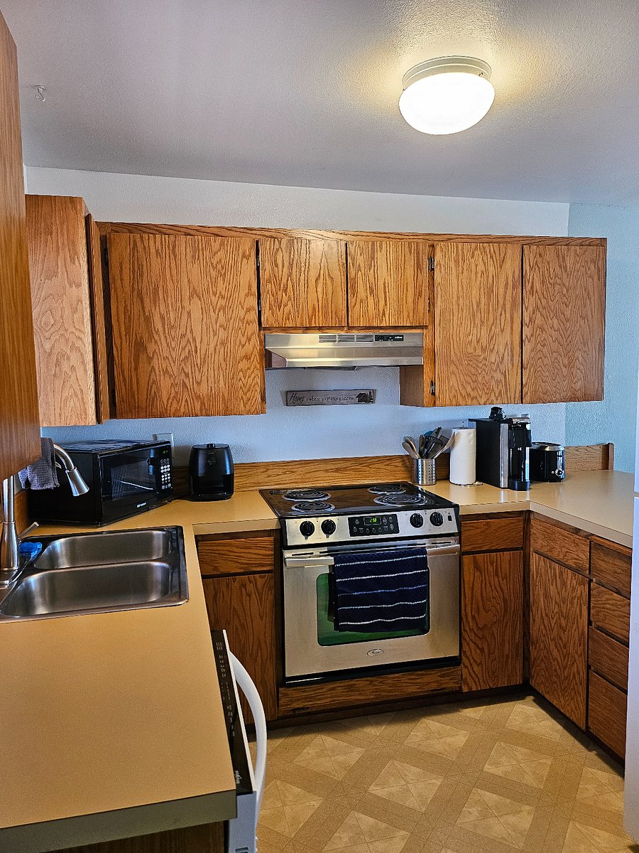 Fully furnished kitchen.