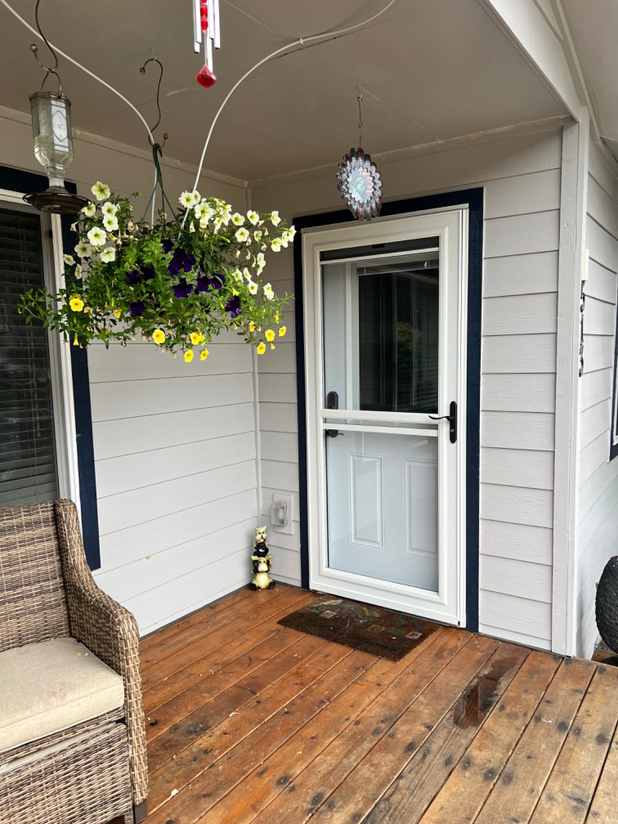 Private entrance into rental space off of the front deck allows easy access to the tenant. Keycode will be changed for each tenant.