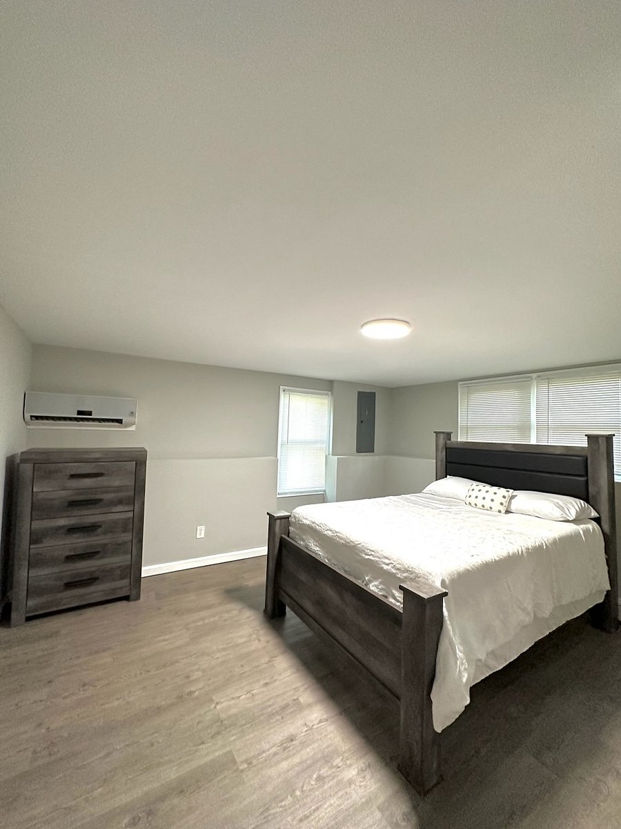 Room 2 - bedroom
-Queen size bed