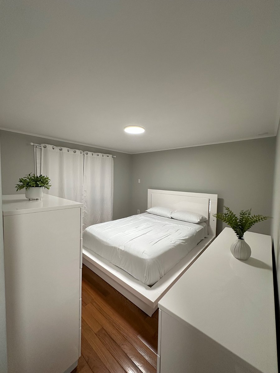 Room 3 - Bedroom with Queen Size Bed