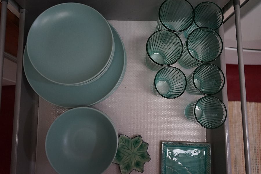 Complete set of dishes and glassware