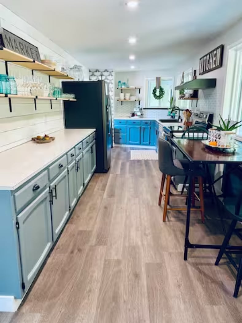 You will find everything your culinary heart desires in this large and light-filled kitchen!