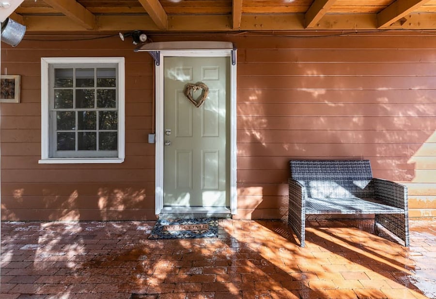Private entrance with covered porch