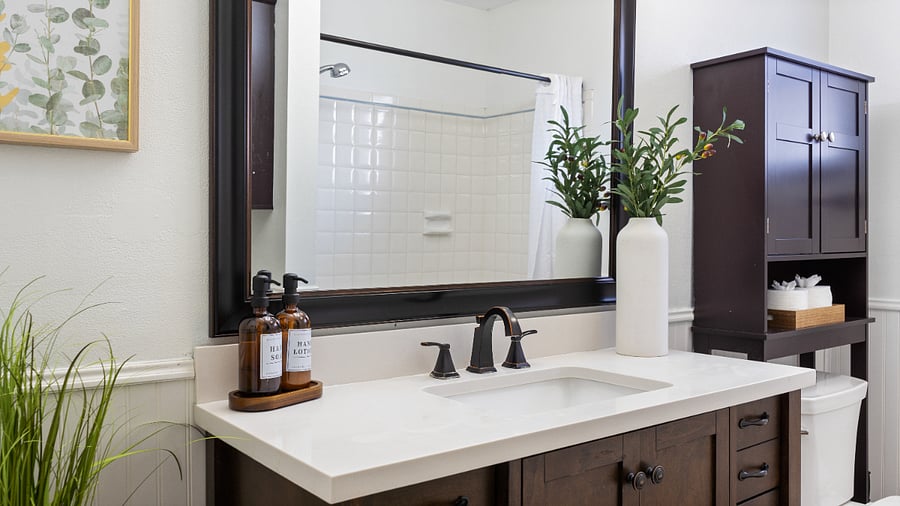 Full bathroom #1