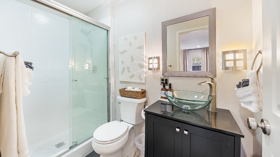 Full bathroom #2