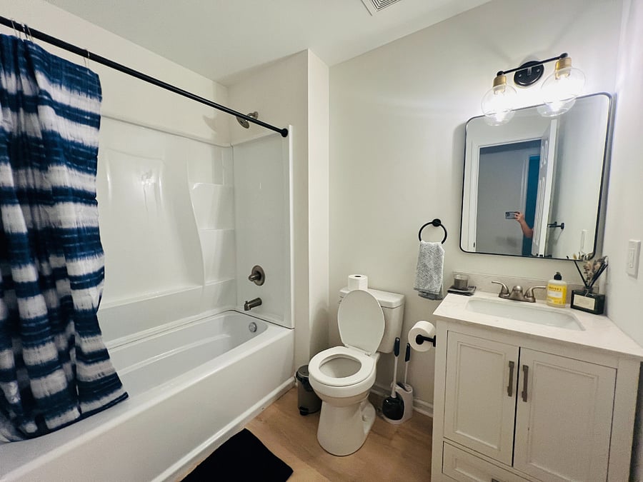 Guest bathroom.