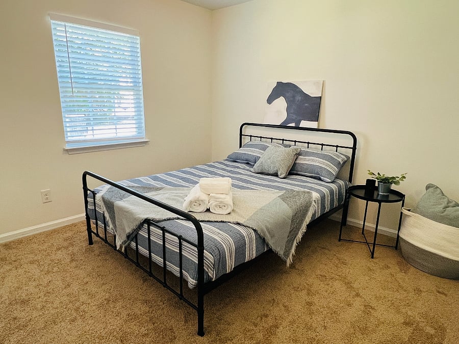 Queen size bed.