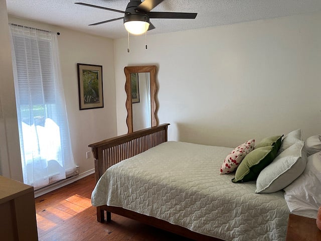 Bedroom with Queen Bed