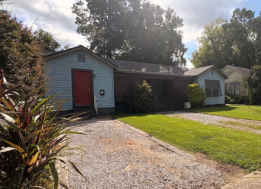 This is the dedicated driveway for the one bed apartment listed here. Front door is the red one shown
