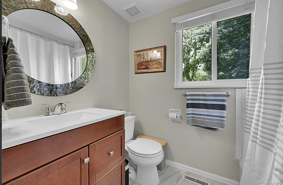 Downstairs bathroom with tub/shower
