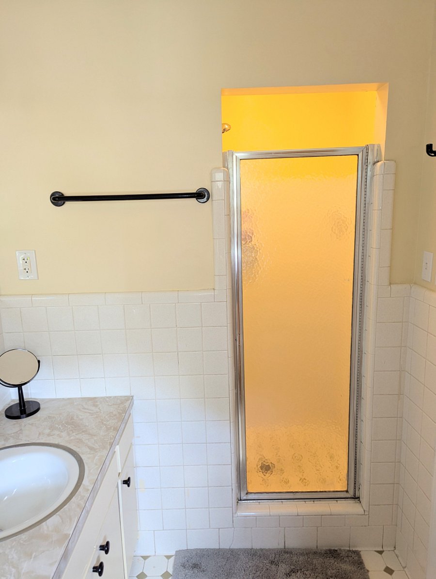 Master bathroom w/ shower Pic 1