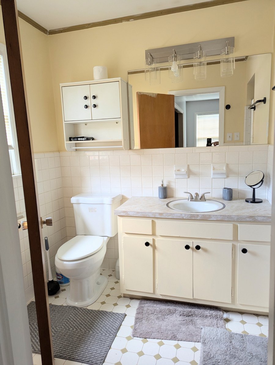 Master bathroom Pic 1