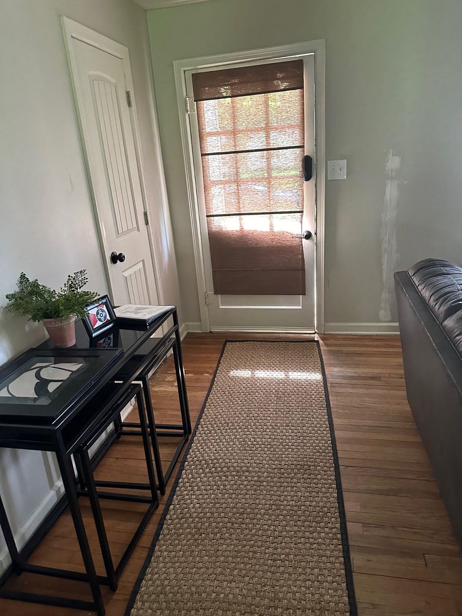 Entry furnished