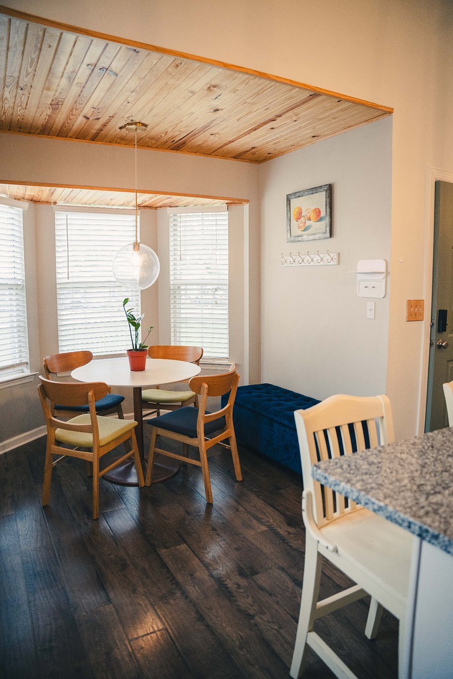 Breakfast nook and Dining Area. Very Cozy.