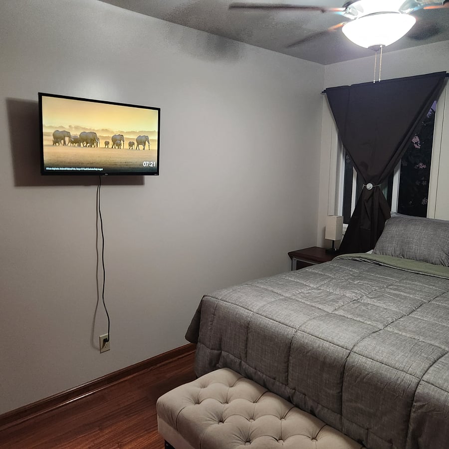 Master Bedroom - Queen Size Bed and Smart TV.