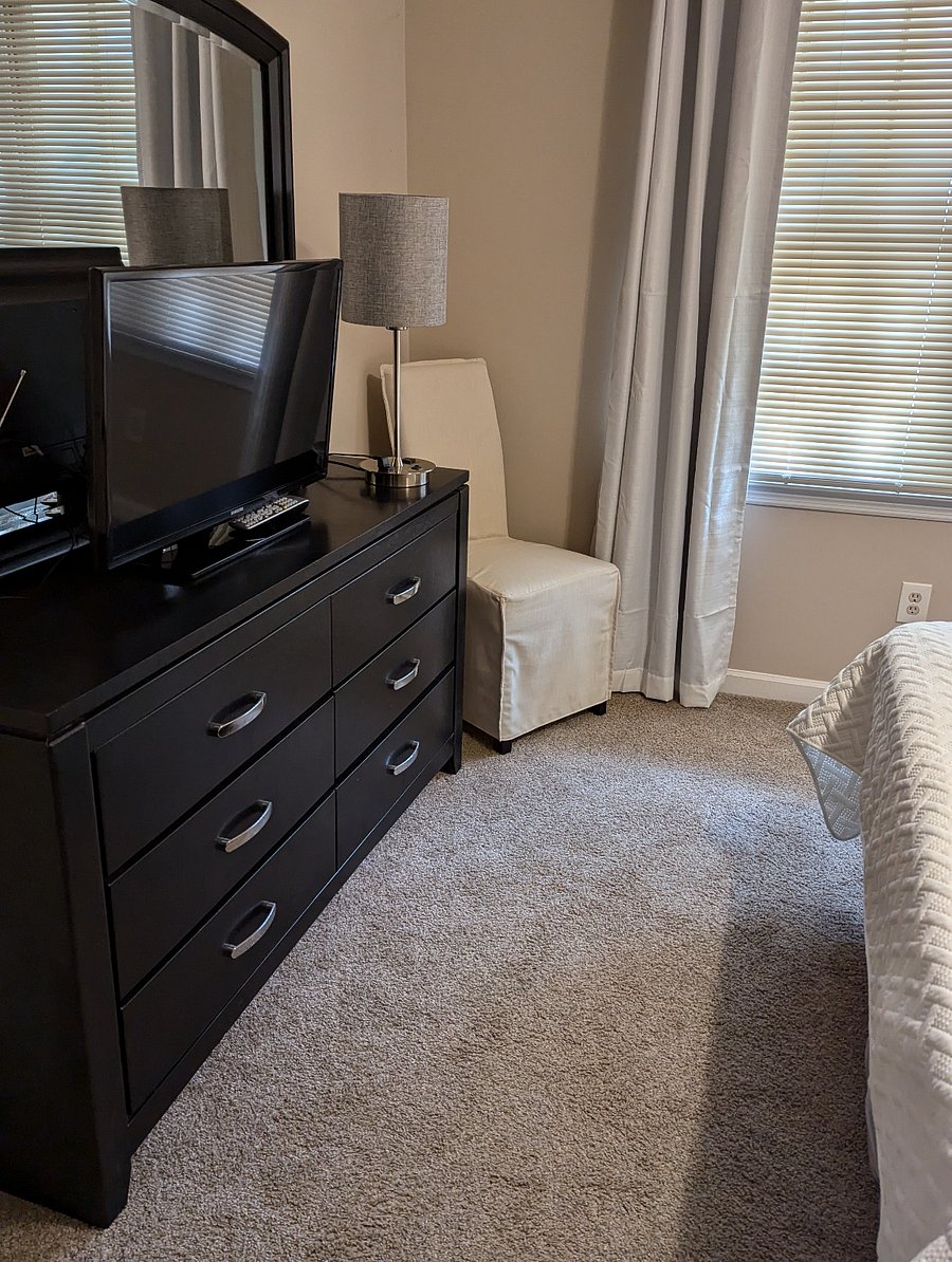 Bedroom 4D - dresser/mirror/TV
