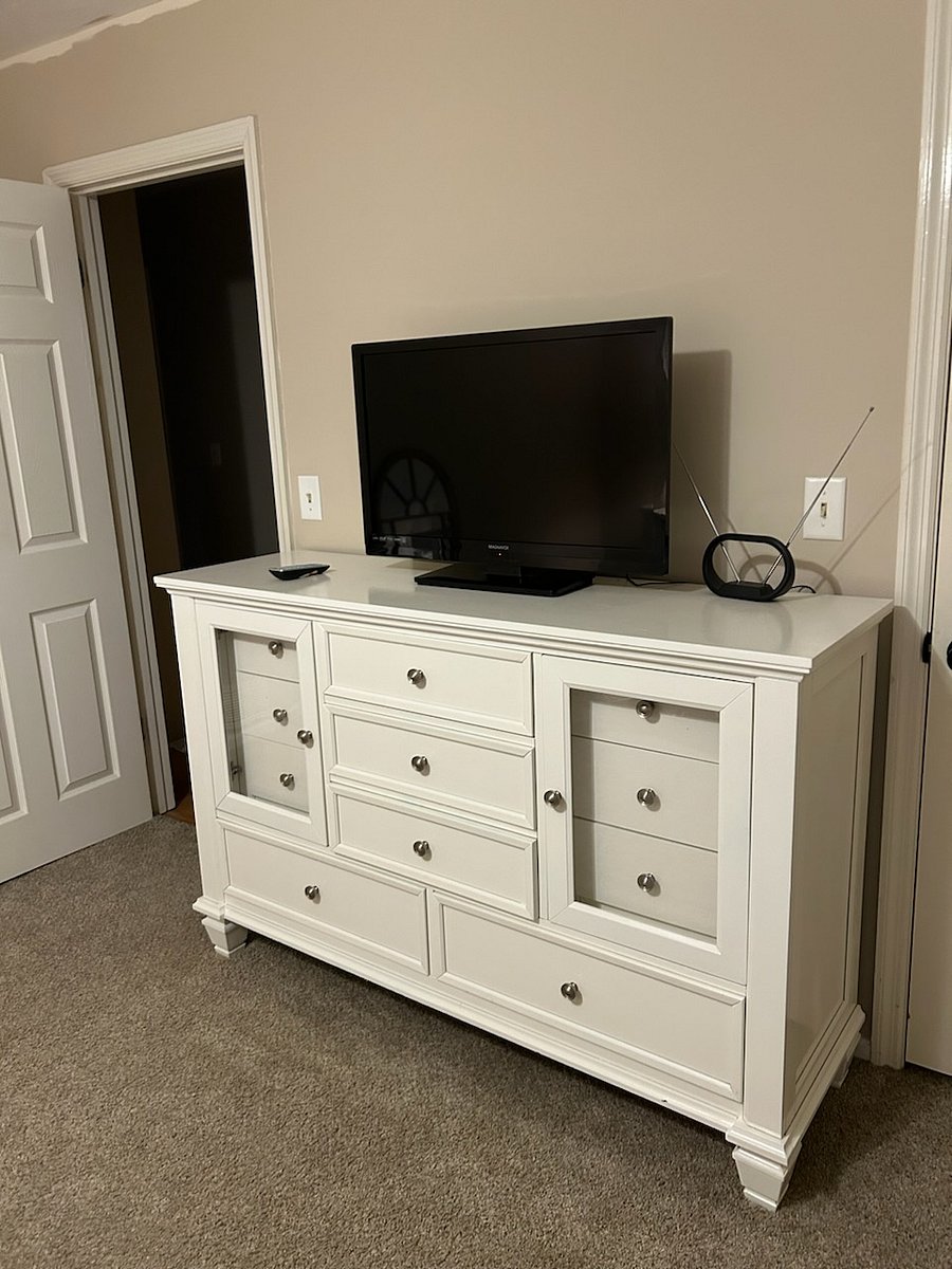 Bedroom 2E - dresser/TV