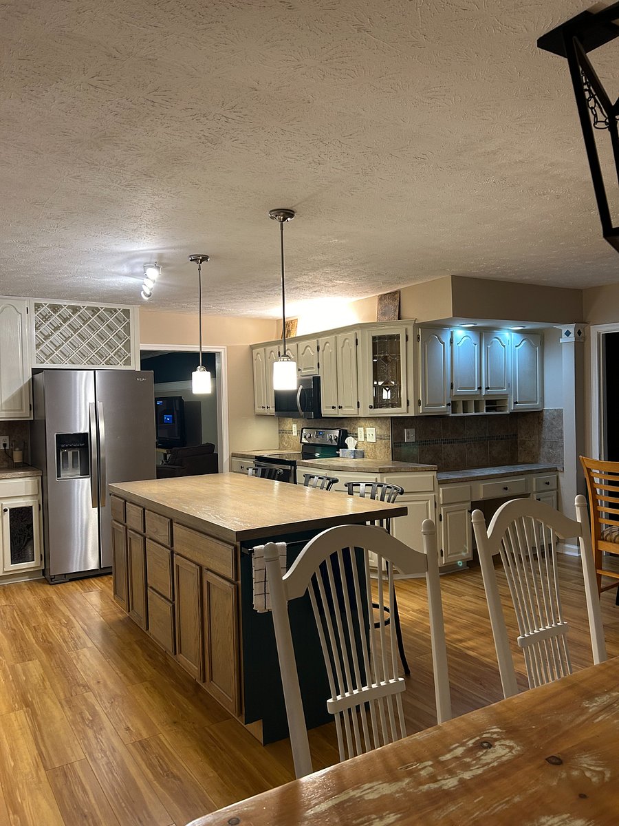 Kitchen view toward range from breakfast area
