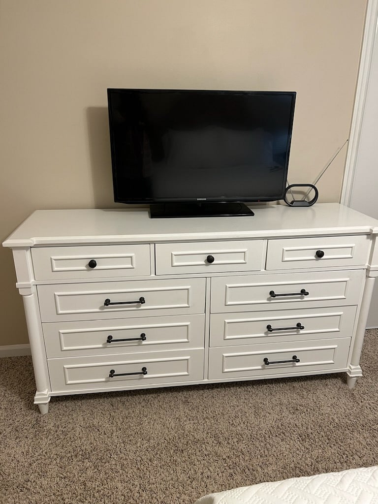 Bedroom 3C dresser/TV