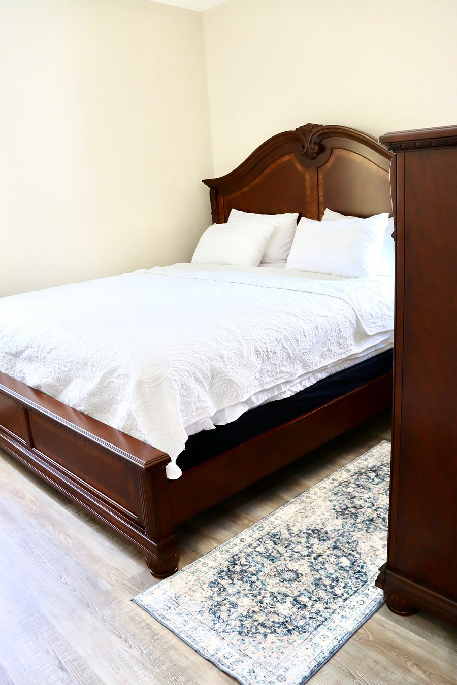 This is the comfiest king size bed. You will sleep well!