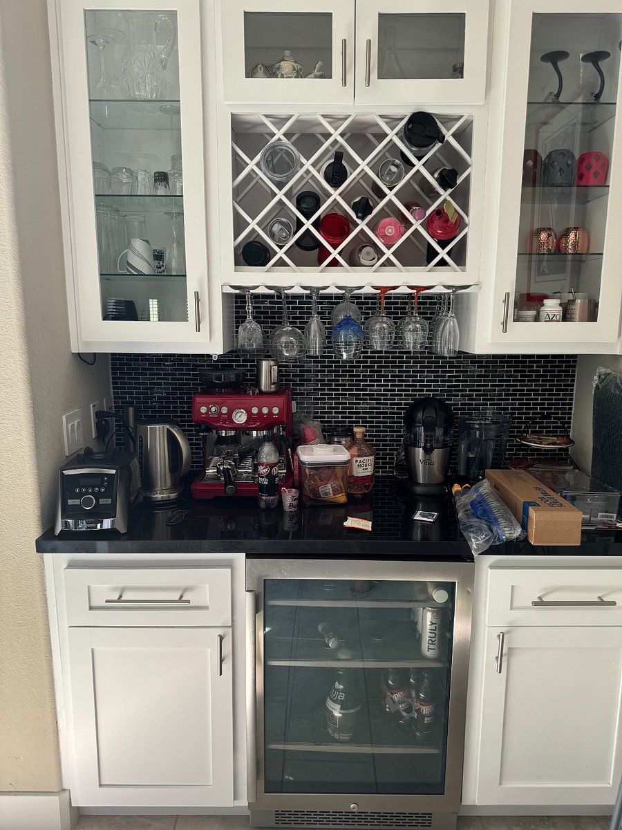 Bar equipped with coffee maker, juice maker, citrus extractor and more.
All dishes available for use