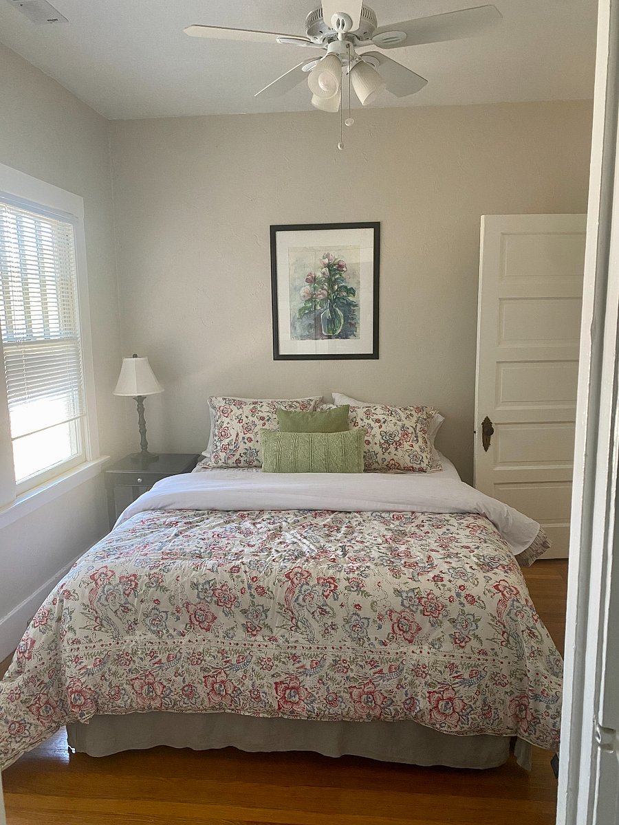 Bedroom - Queen Bed