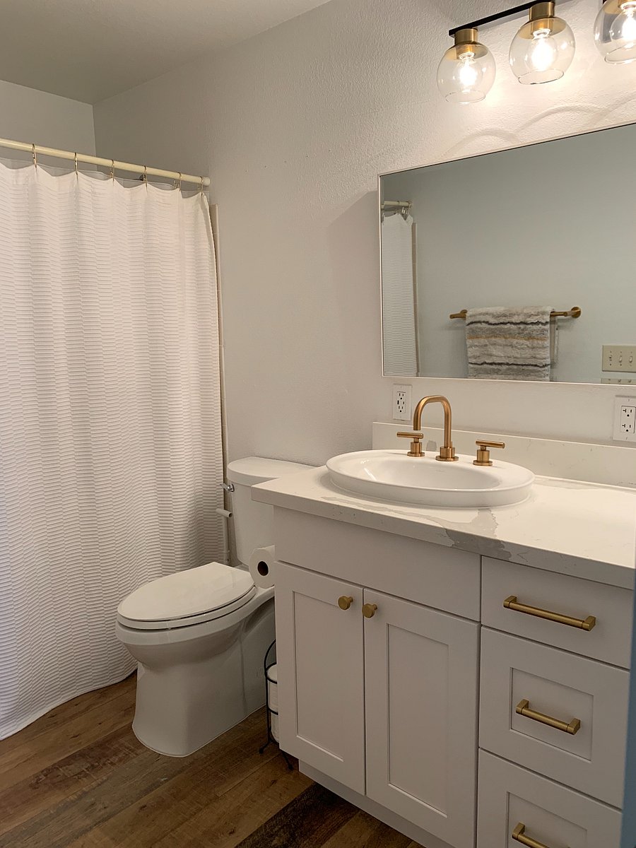 upstairs bathroom- shower/tub