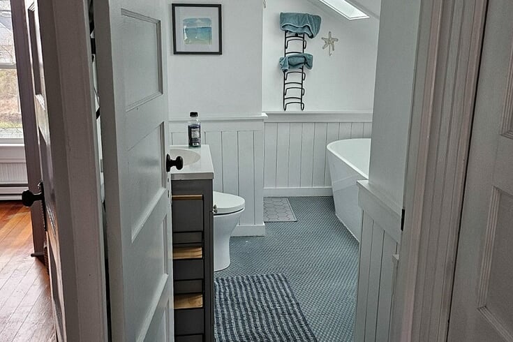 Upstairs - Full Bath