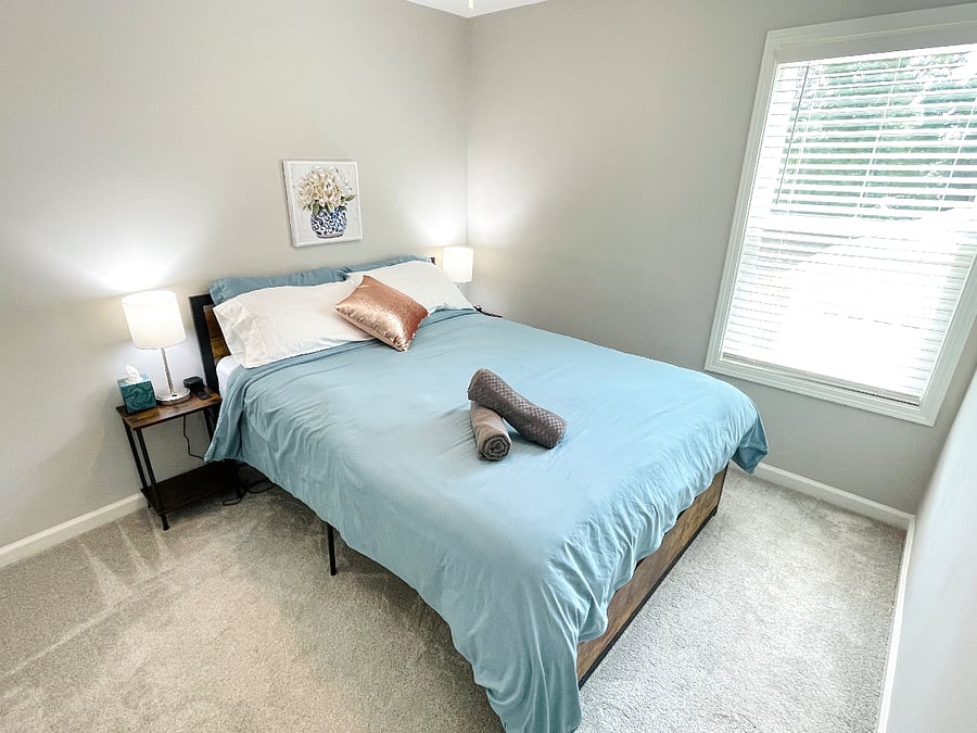Second bedroom with queen size bed
