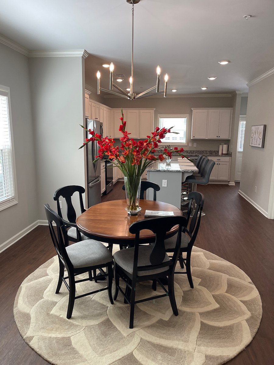 Dinning table that sits 6