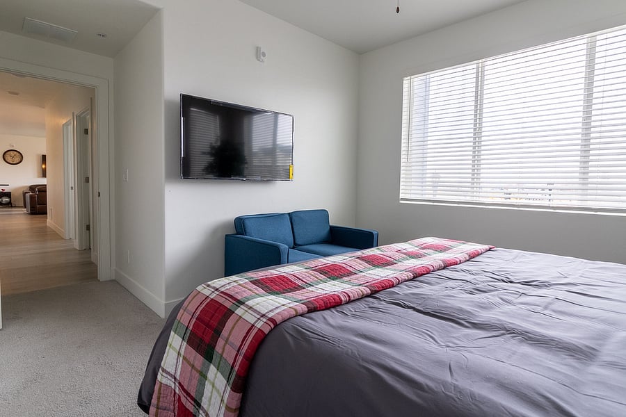 King bed master suite with it's own 50" TV. $1100/month (1-2 people).