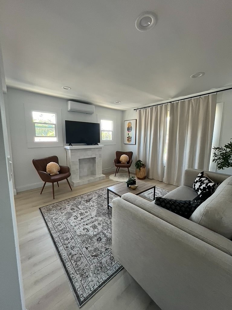 695 (Upstairs) living room, smart TV, internet, A/C, heater