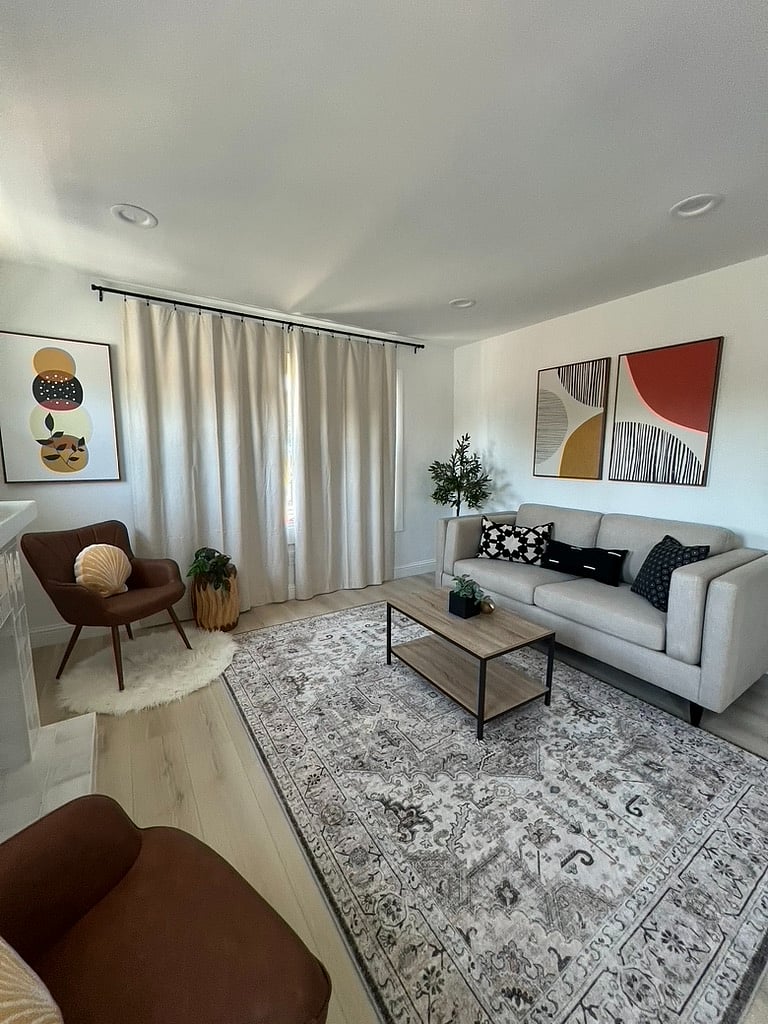 695 (Upstairs) living room, smart TV, internet, A/C, heater