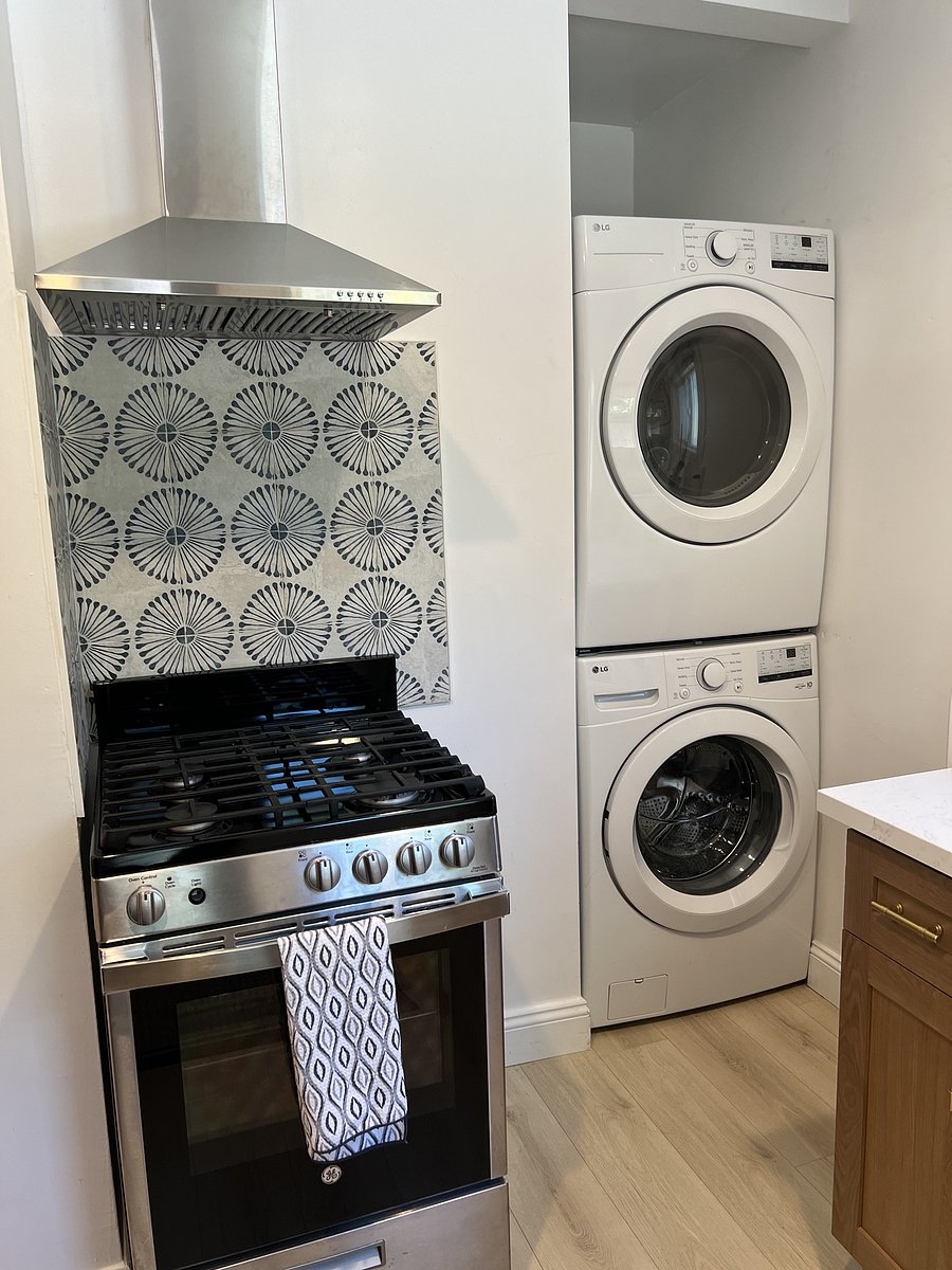 Studio Unit 697 (downstairs) - washer and dryer in unit, gas stove