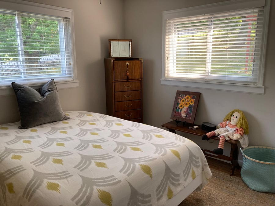 Master bedroom queen bed