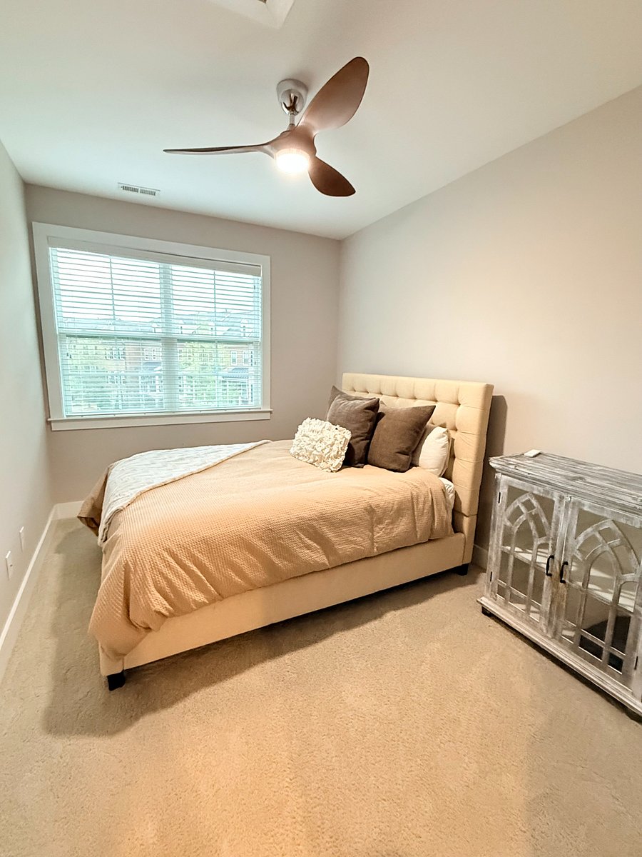 Third floor Queen bedroom, Serta hybrid Mattress