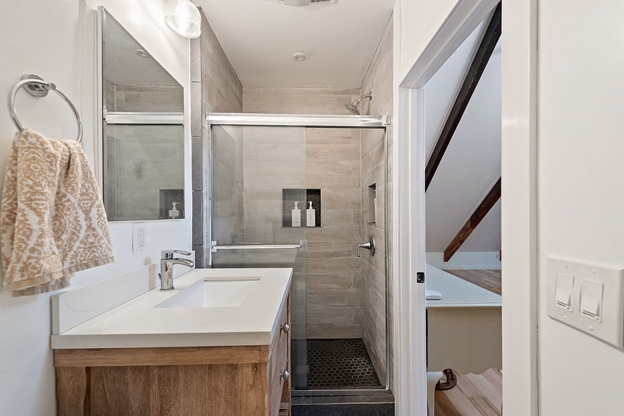 Private bathroom in bedroom 1