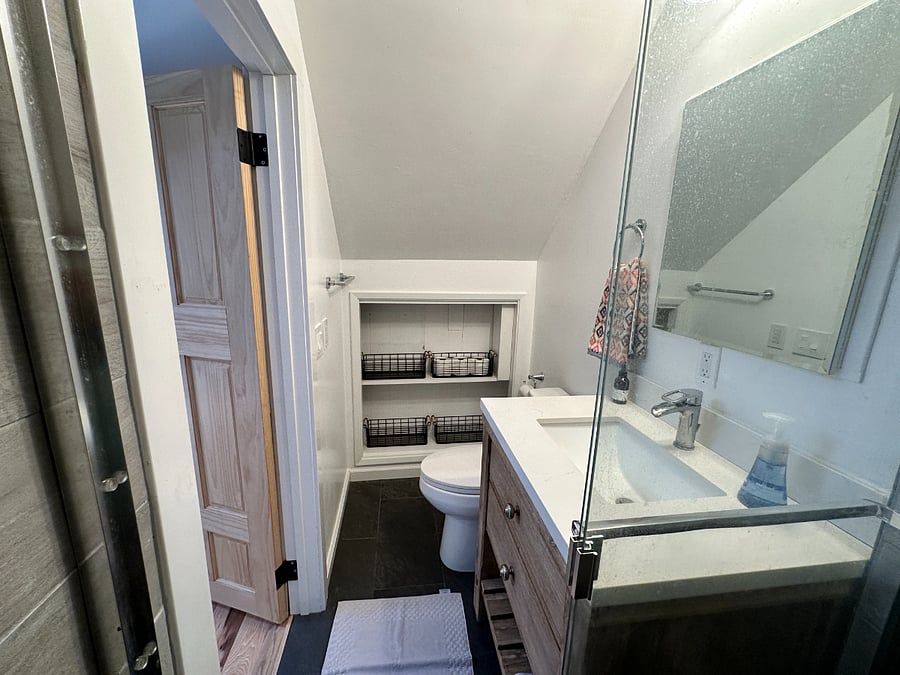 Private bathroom in bedroom 1