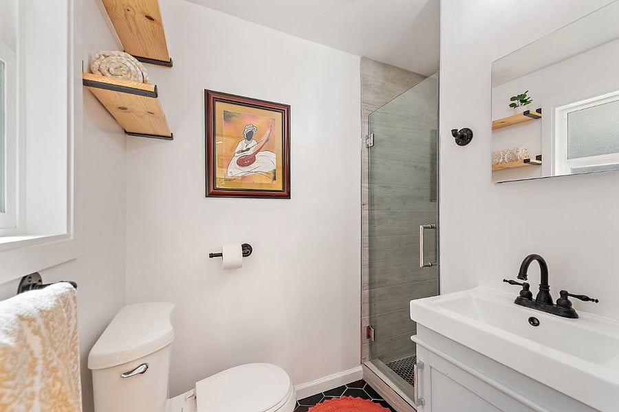 Private bathroom in bedroom 4