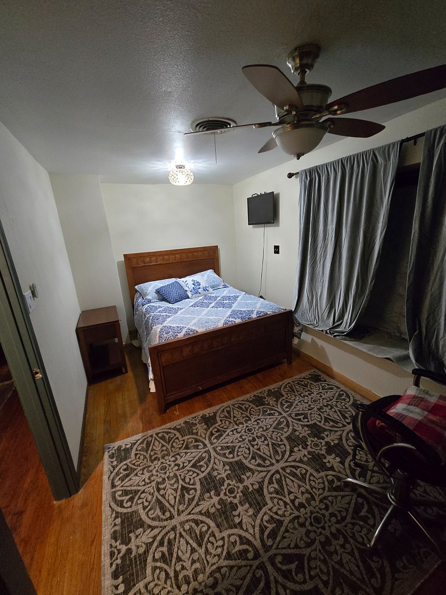 2nd bedroom with queen bed
